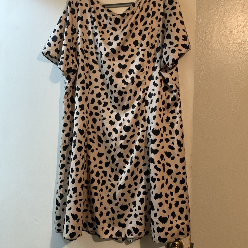 ASOS curve short sleeve button down silky animal print dress - Picture 3 of 4